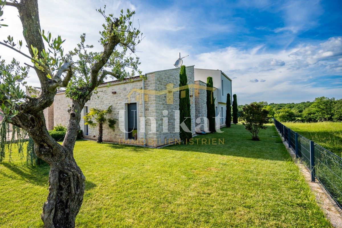 Luksuzna hiša z garažo v kleti - 3 km do morja